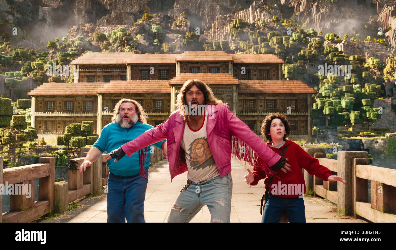 A Minecraft Movie (2025) diretto da Jared Hess e interpretato da Jack Black, Jason Momoa e Sebastian Hansen. Basato sull'iconico videogioco, quattro disadattati vengono trascinati attraverso un portale nel mondo bloccante di Minecraft, dove devono padroneggiare le sue regole creative e collaborare con l'esperto artigiano Steve per tornare a casa, affrontando Piglins, Zombies e una ricerca che mette alla prova la loro immaginazione e il loro lavoro di squadra. La pubblicità è ancora SOLO PER USO EDITORIALE. Crediti: BFA / Warner Bros Foto Stock