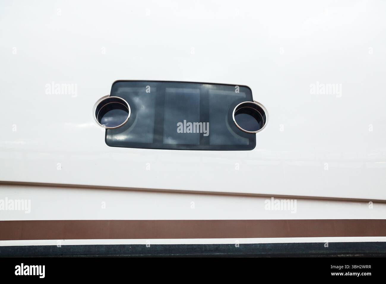 Oblò sullo scafo di uno yacht di lusso, primo piano. Foto Stock