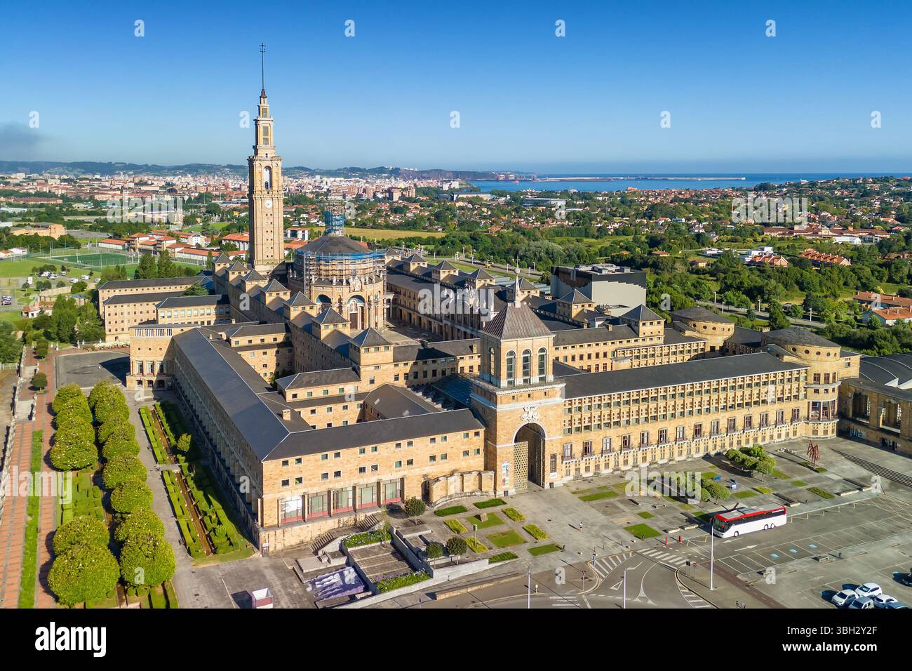 Vista aerea della città della cultura di la Laboral a Gijon, Asturie, Spagna settentrionale Foto Stock