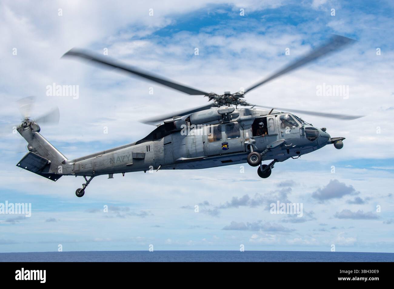 250603-N-WJ234-1012 PHILIPPINE SEA (3 giugno 2025) un MH-60S Seahawk dell'Helicopter Sea Combat Squadron (HSC) 25 decolla dal ponte di volo del Foto Stock