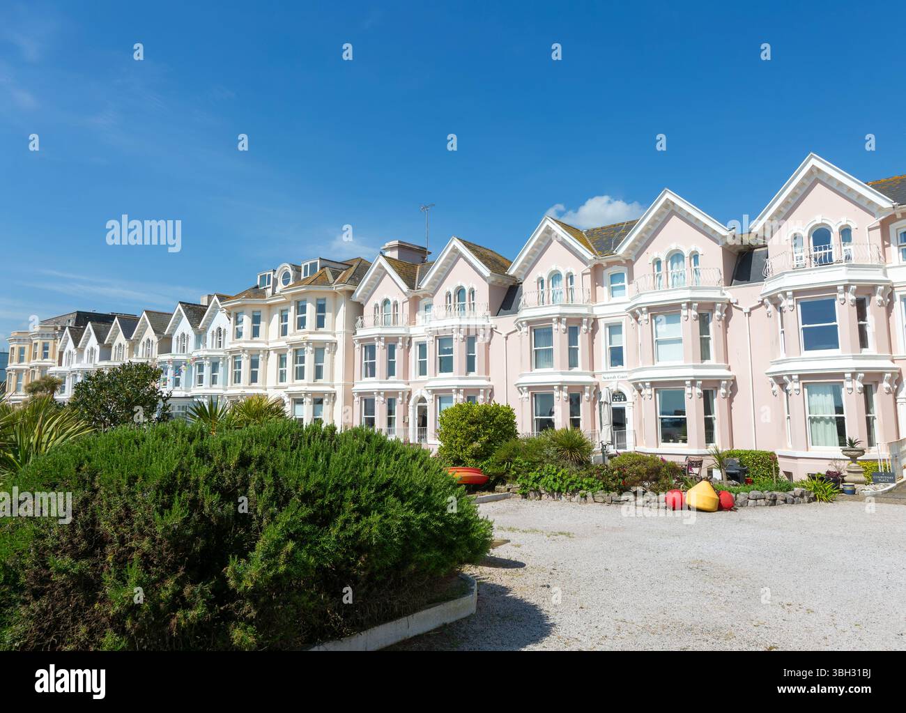 Edifici storici terrazza sul lungomare di Courtenay Place, Teignmouth, Devon meridionale, Inghilterra, Regno Unito Foto Stock