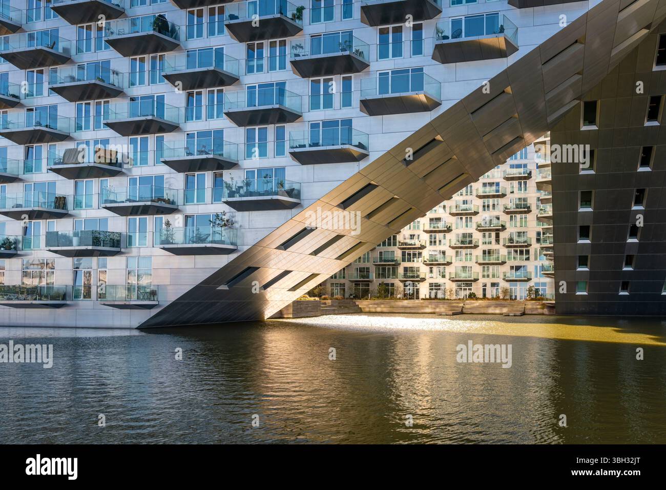 Amsterdam, Paesi Bassi, 31.03.2025, architettura moderna contemporanea di Amsterdam, Sluishuis Apartment Complex sull'Isola di IJburg Foto Stock