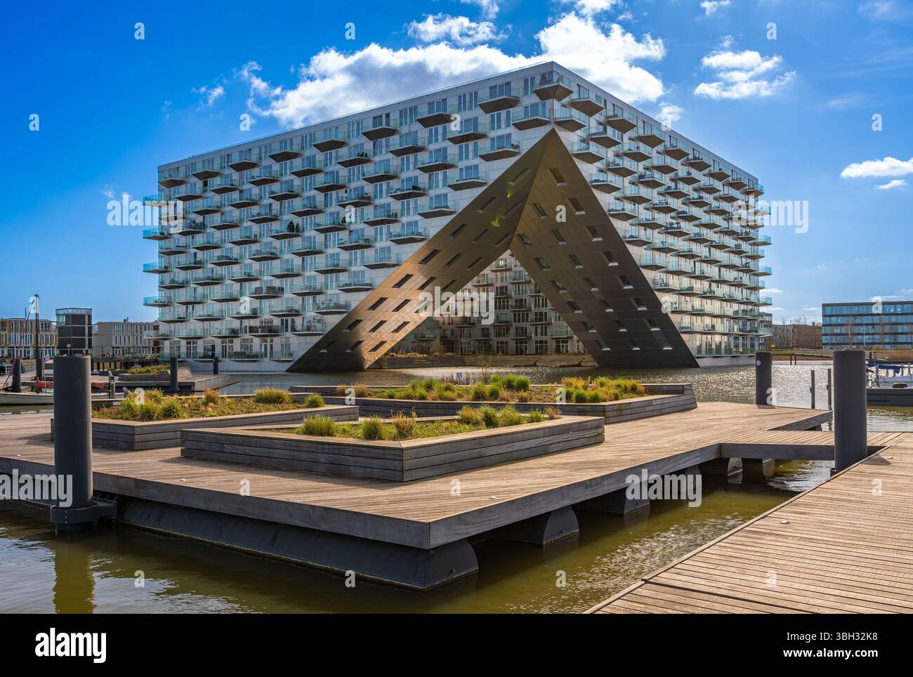 Amsterdam, Paesi Bassi, 31.03.2025, architettura moderna contemporanea di Amsterdam, Sluishuis Apartment Complex sull'Isola di IJburg Foto Stock