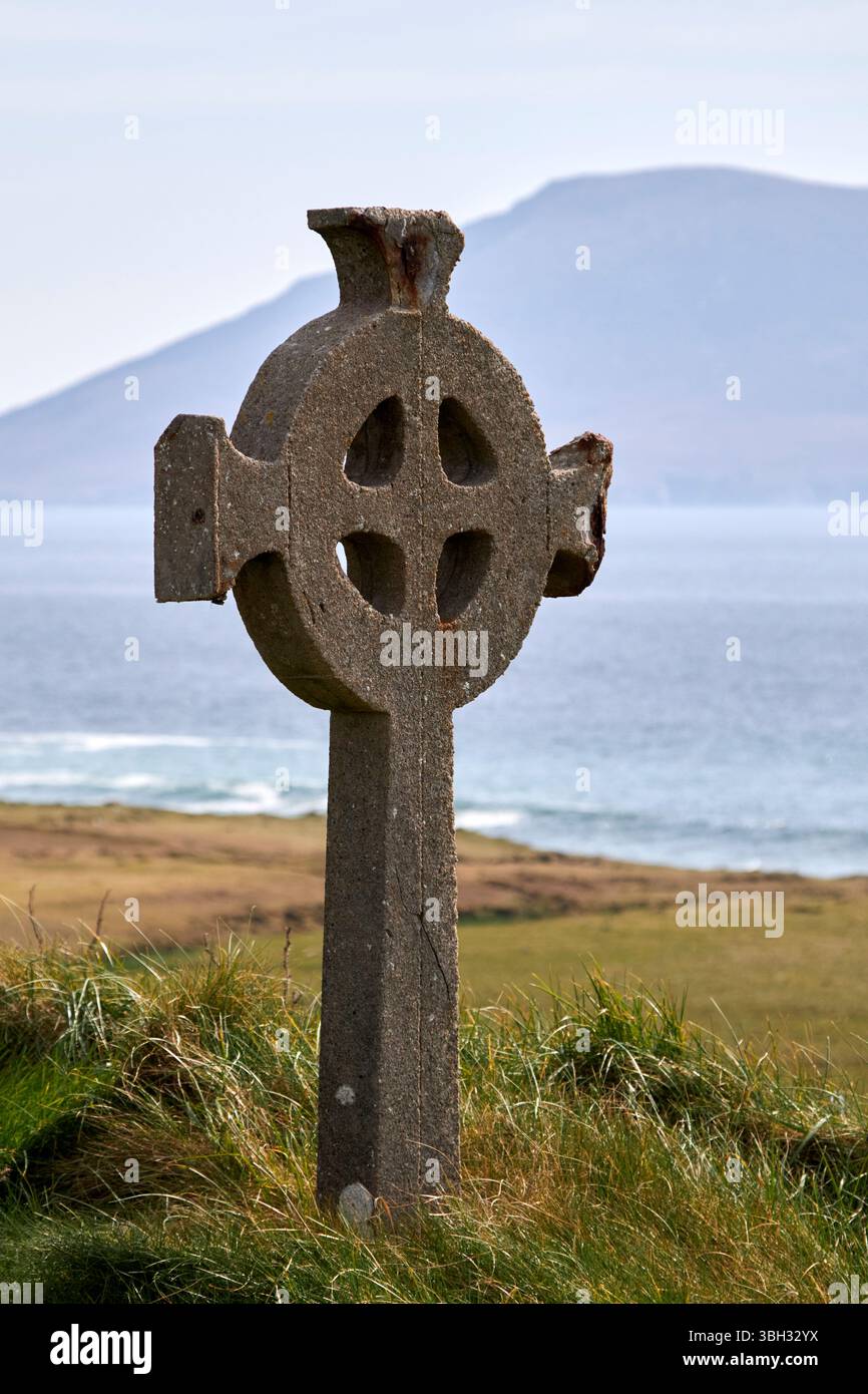 croce celtica nel cimitero che si affaccia sul mare presso la chiesa di st deirbhile dervlas nella contea di fallmore mayo repubblica d'irlanda Foto Stock