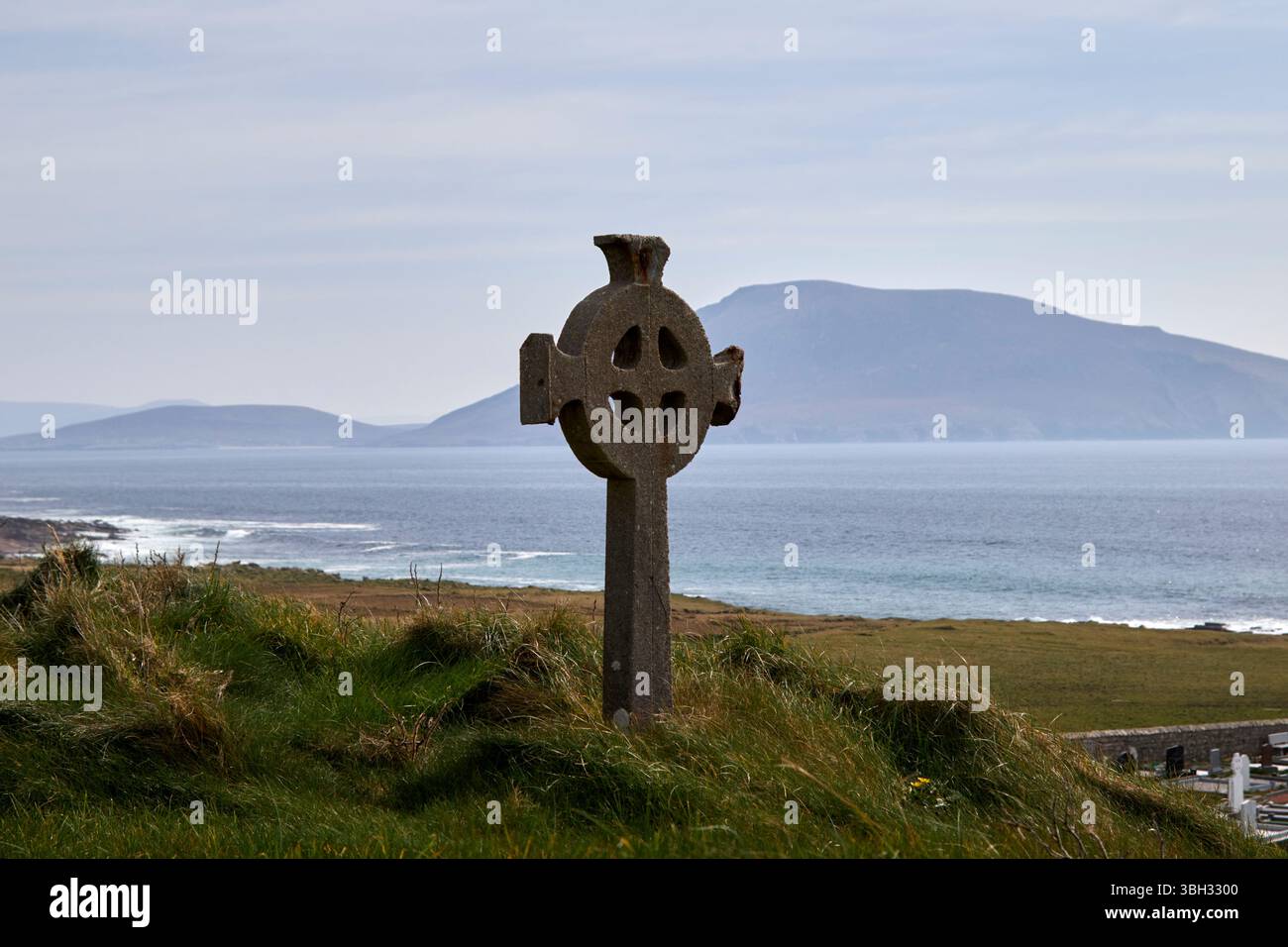 croce celtica nel cimitero che si affaccia sul mare presso la chiesa di st deirbhile dervlas nella contea di fallmore mayo repubblica d'irlanda Foto Stock