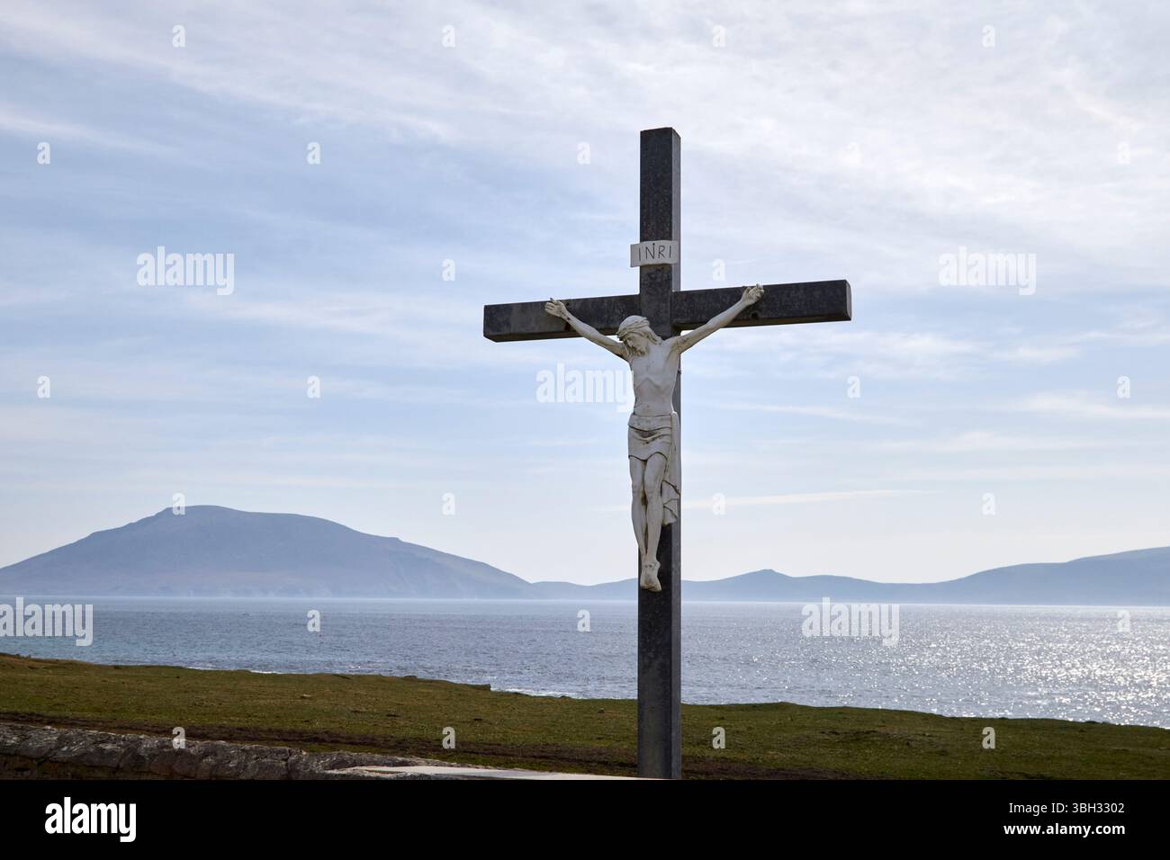 grande crocifisso nel cimitero di faulmore che si affaccia sul mare a nord della contea di mayo repubblica d'irlanda Foto Stock