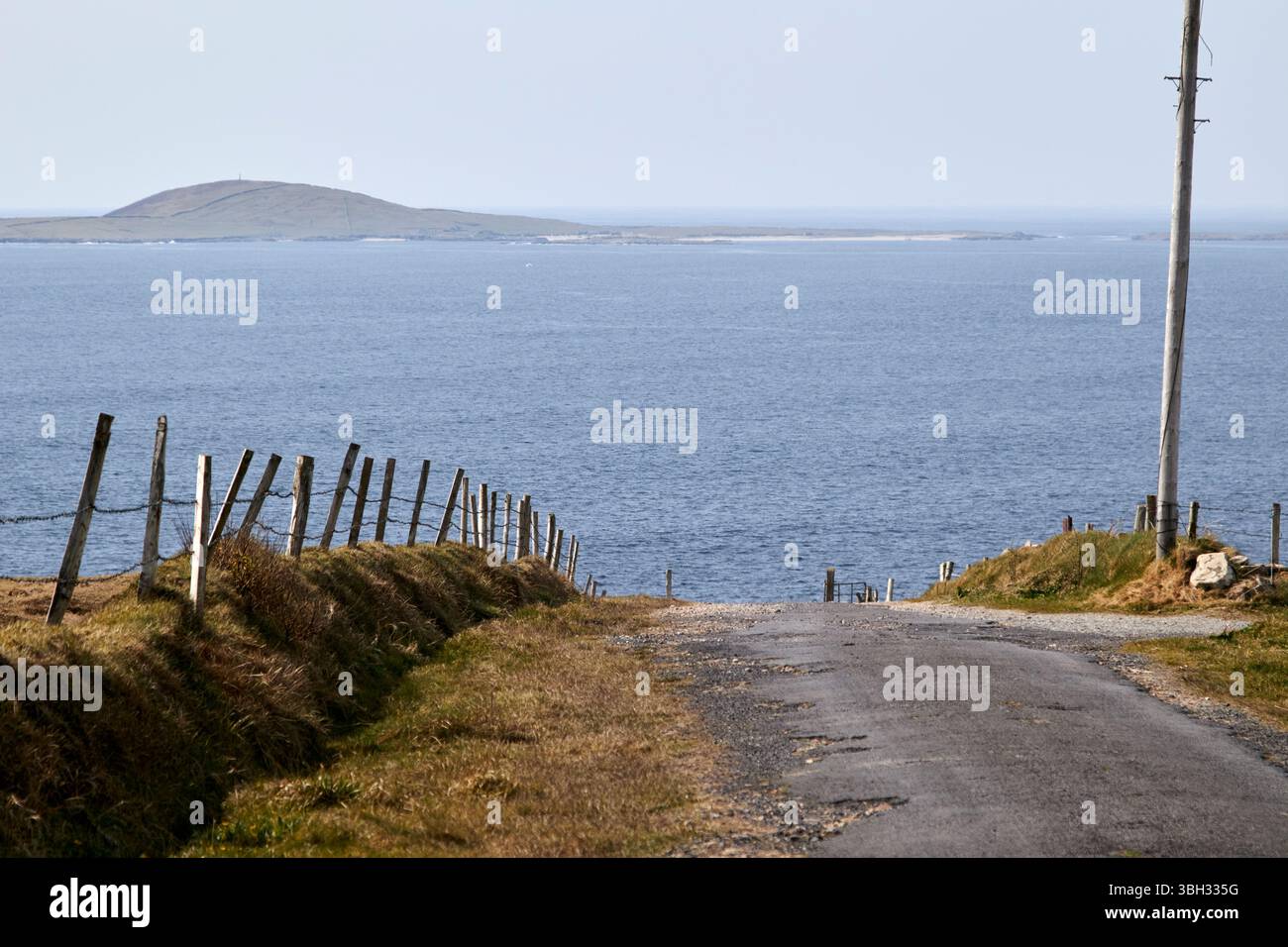 vecchia strada verso il mare con vista sulla contea dell'isola settentrionale di inishkea mayo, repubblica d'irlanda Foto Stock