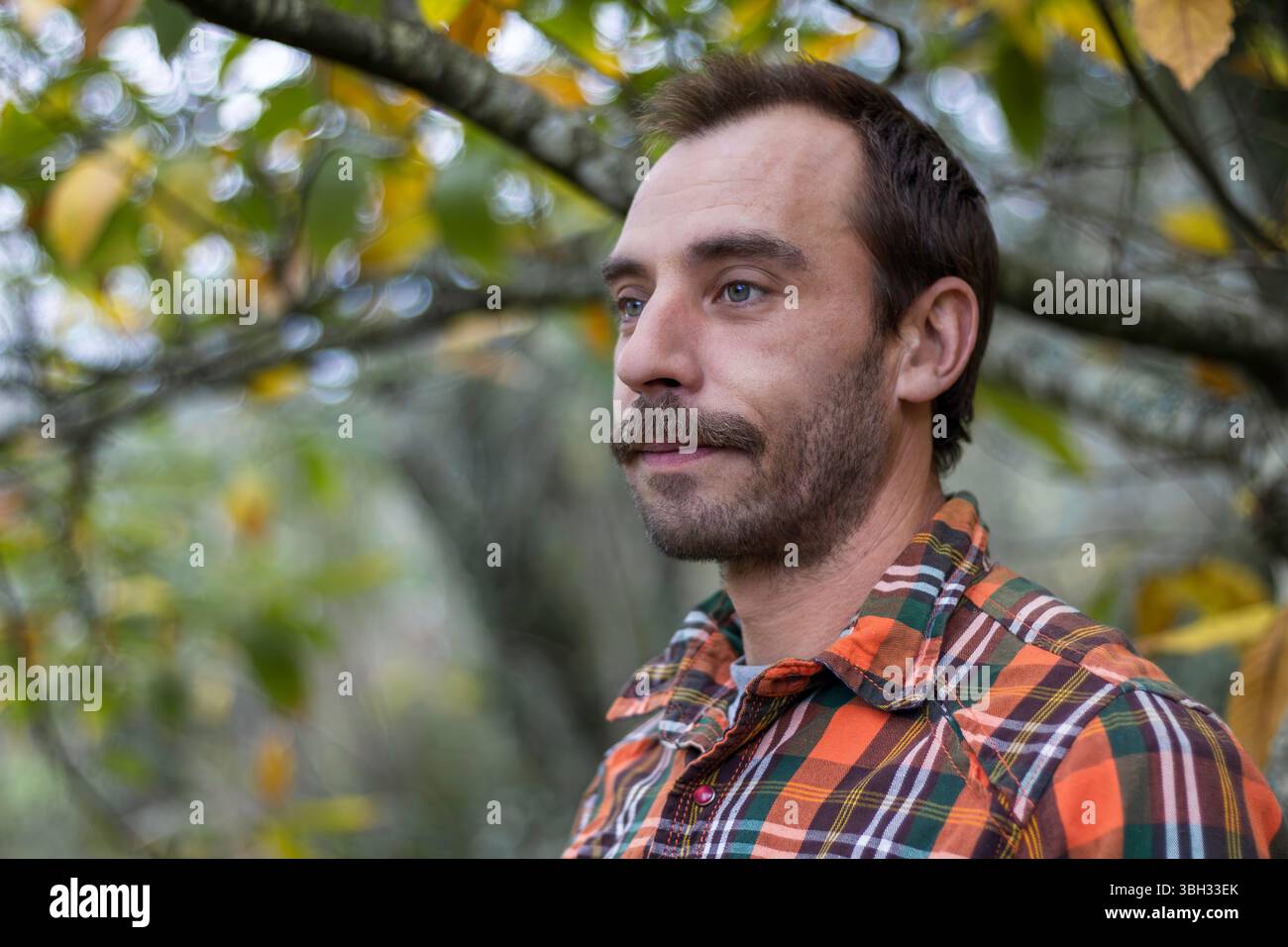 Uomo in bocca in autunno Foto Stock