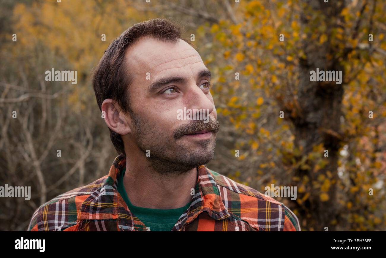 Uomo in bocca in autunno Foto Stock