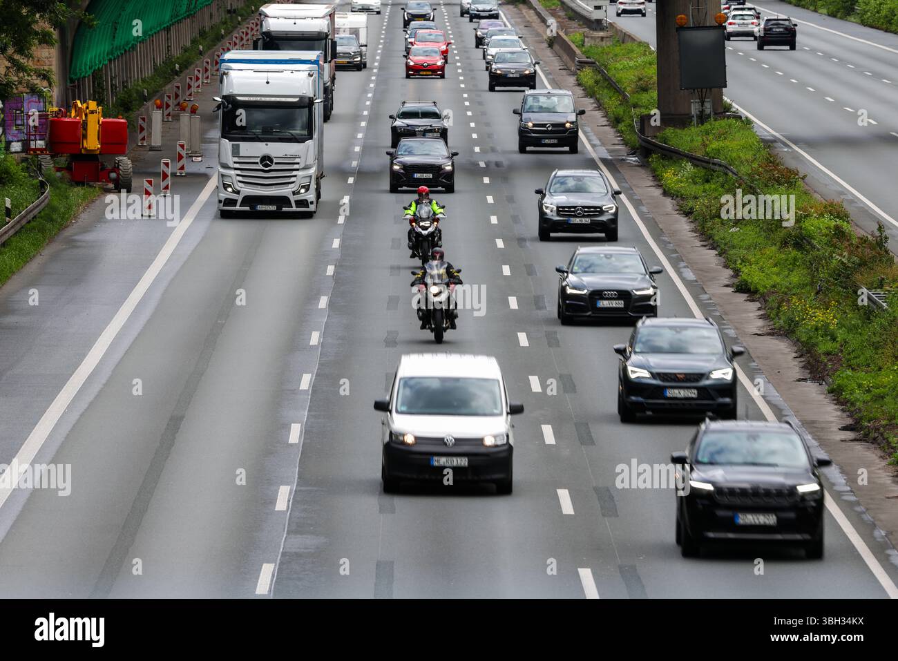 Ratingen, Germania. 7 giugno 2025. Le auto percorrono la superstrada A3 in direzione Colonia poco prima dello svincolo di Breitscheid a mezzogiorno di sabato. Crediti: Christoph Reichwein/dpa/Alamy Live News Foto Stock