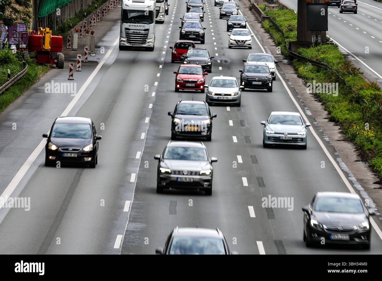 Ratingen, Germania. 7 giugno 2025. Le auto percorrono la superstrada A3 in direzione Colonia poco prima dello svincolo di Breitscheid a mezzogiorno di sabato. Crediti: Christoph Reichwein/dpa/Alamy Live News Foto Stock