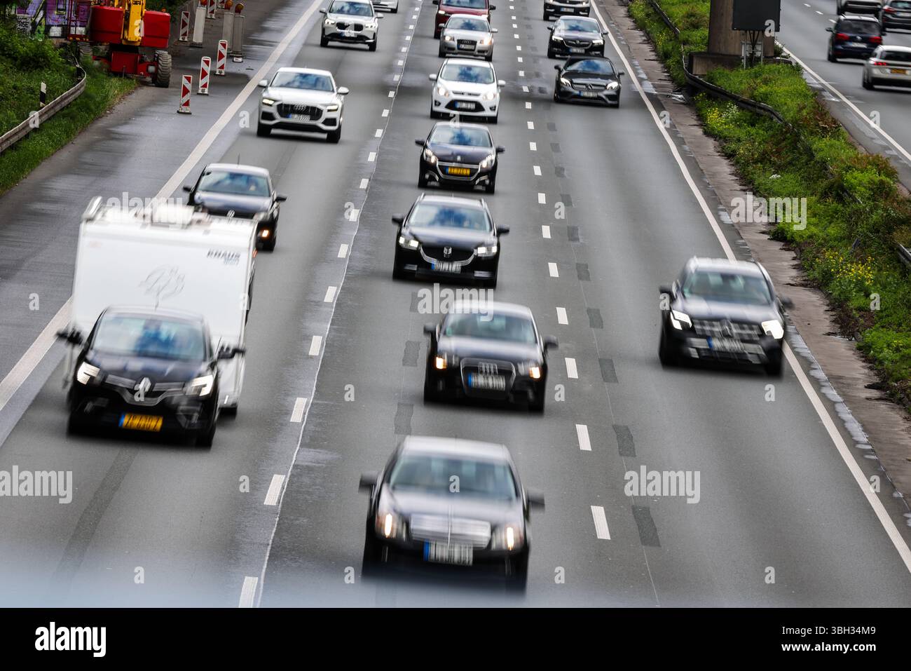 Ratingen, Germania. 7 giugno 2025. Le auto percorrono la superstrada A3 in direzione Colonia poco prima dello svincolo di Breitscheid a mezzogiorno di sabato. Crediti: Christoph Reichwein/dpa/Alamy Live News Foto Stock