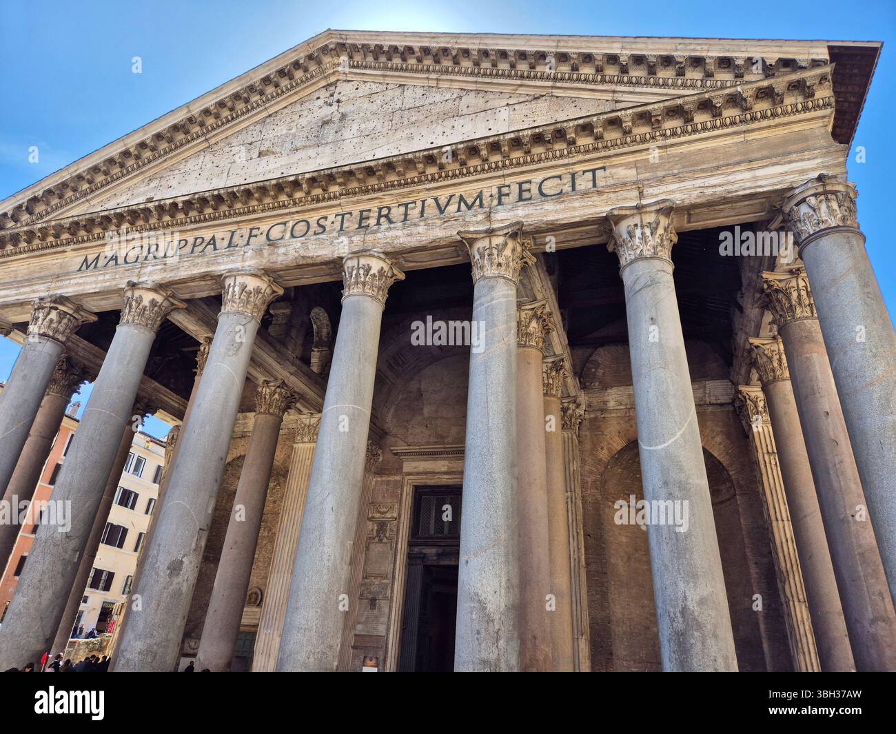 Facciata del Pantheon con colonne corinzie e iscrizione a Roma, Italia Foto Stock