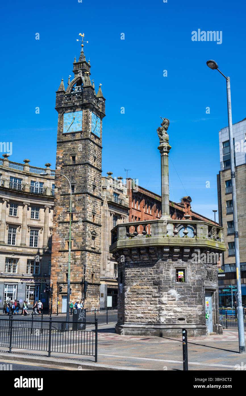 Tolbooth Steeple e Mercat Cross da London Road a Merchant City, Glasgow, Scozia, Regno Unito Foto Stock