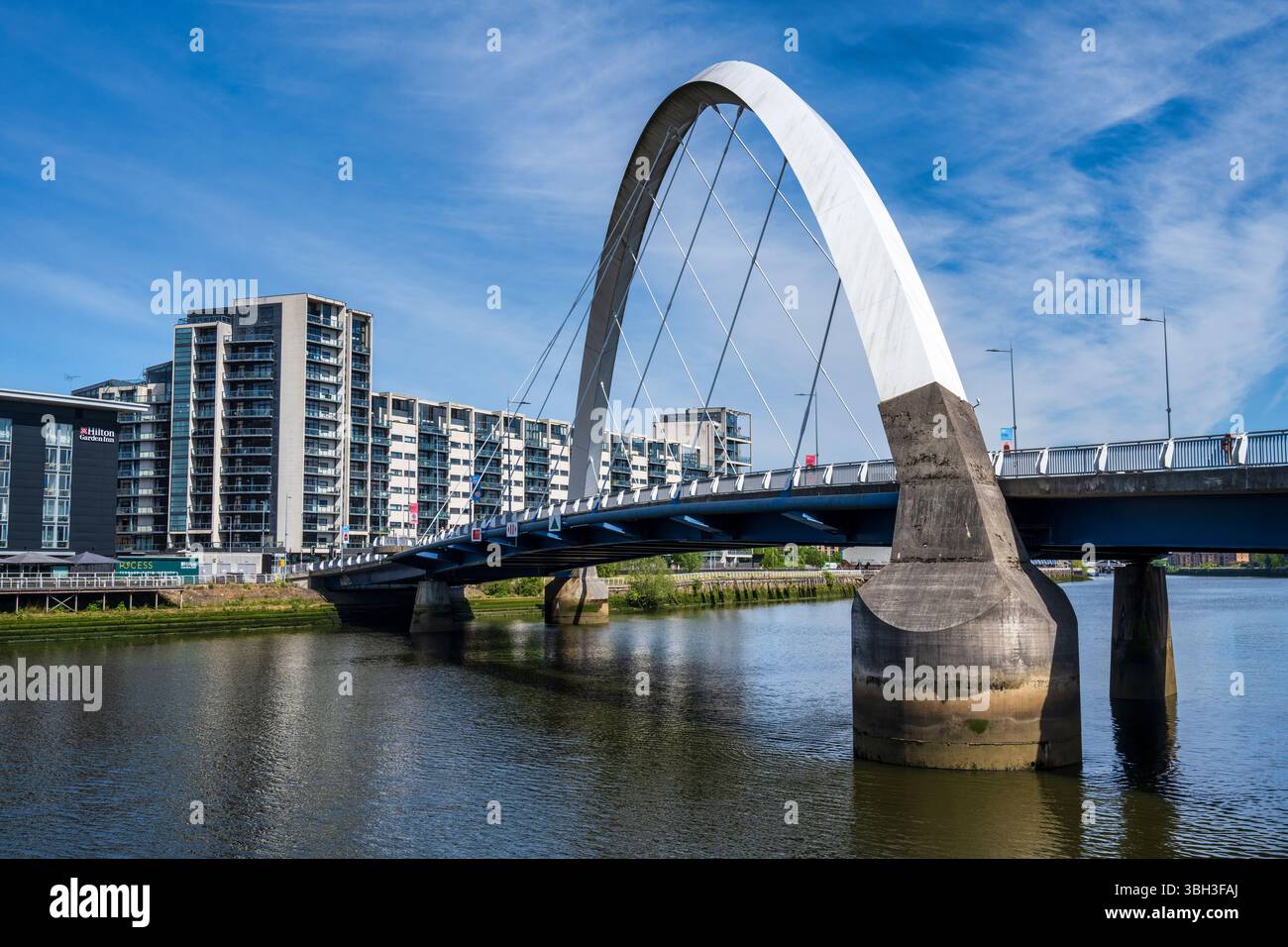 Il Clyde Arc Bridge, noto come Squinty Bridge, attraversa il fiume Clyde che collega Finnieston con Pacific Quay a sud a Glasgow, Scozia, Regno Unito Foto Stock