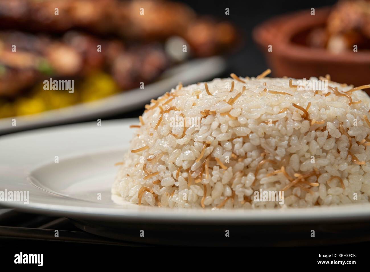 Tipico riso bianco indonesiano, sfondo bianco isolato. a forma di riso e servito. Foto Stock