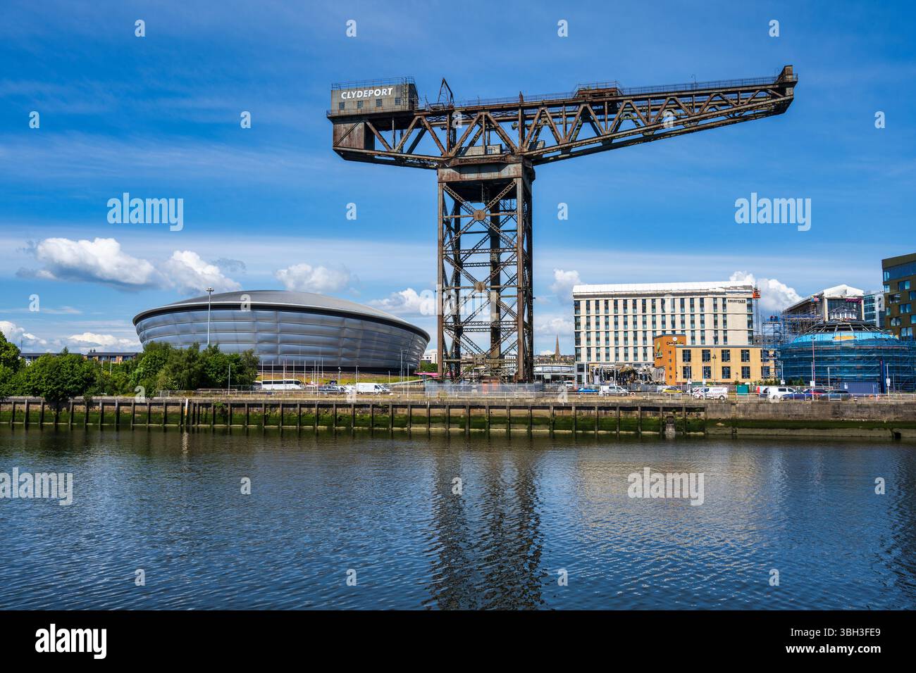 Scottish Event Campus che include OVO Hydro e Finnieston Crane sul fiume Clyde a Glasgow, Scozia, Regno Unito Foto Stock