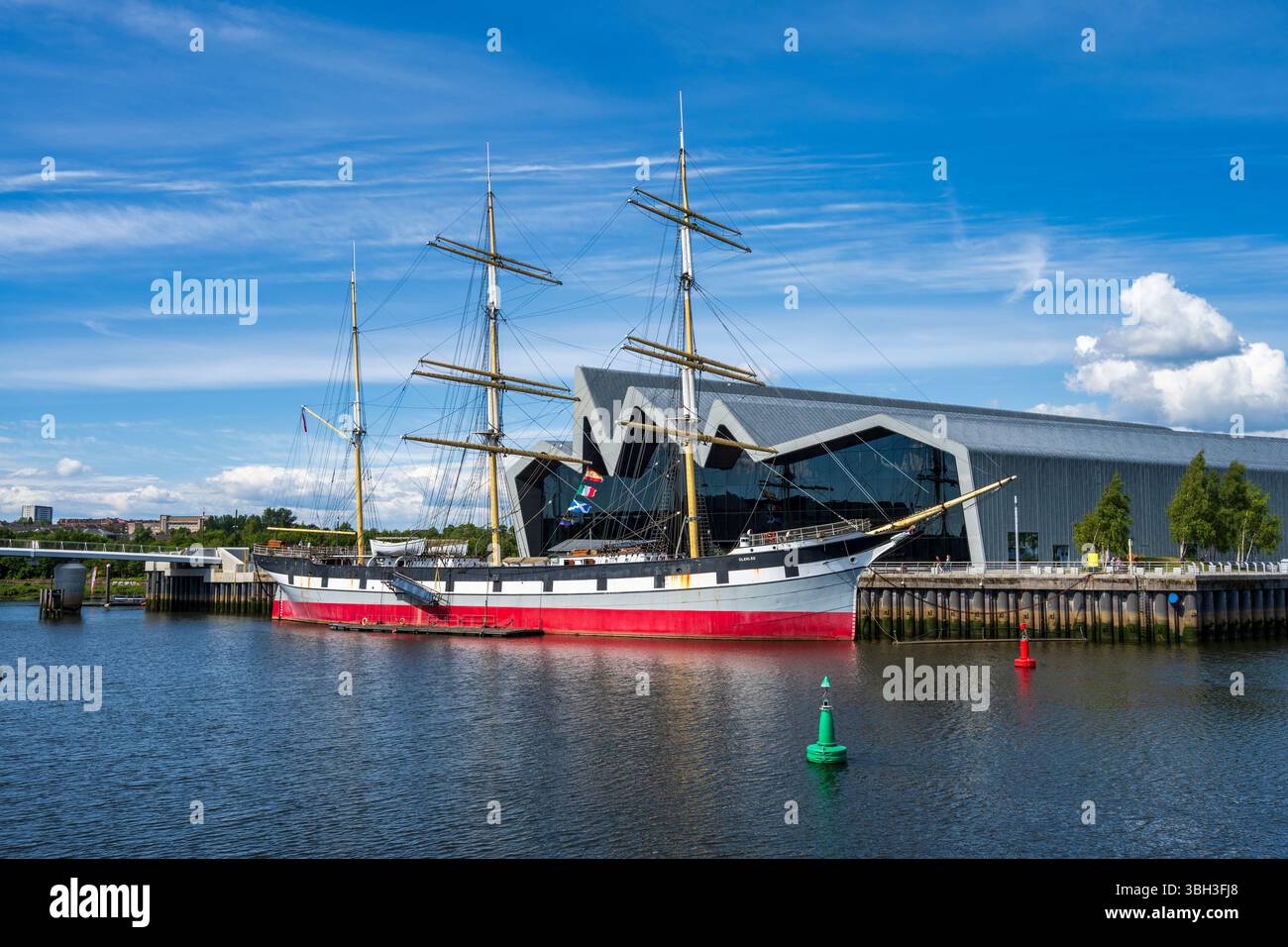 Il veliero Glenlee è ormeggiato al Riverside Museum situato a Pointhouse Quay sul fiume Clyde a Glasgow, Scozia, Regno Unito Foto Stock