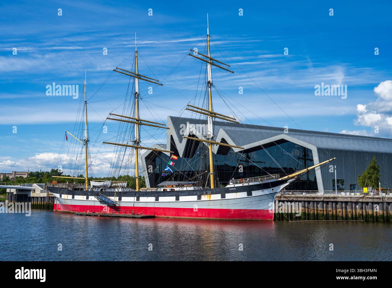 Il veliero Glenlee è ormeggiato al Riverside Museum situato a Pointhouse Quay sul fiume Clyde a Glasgow, Scozia, Regno Unito Foto Stock