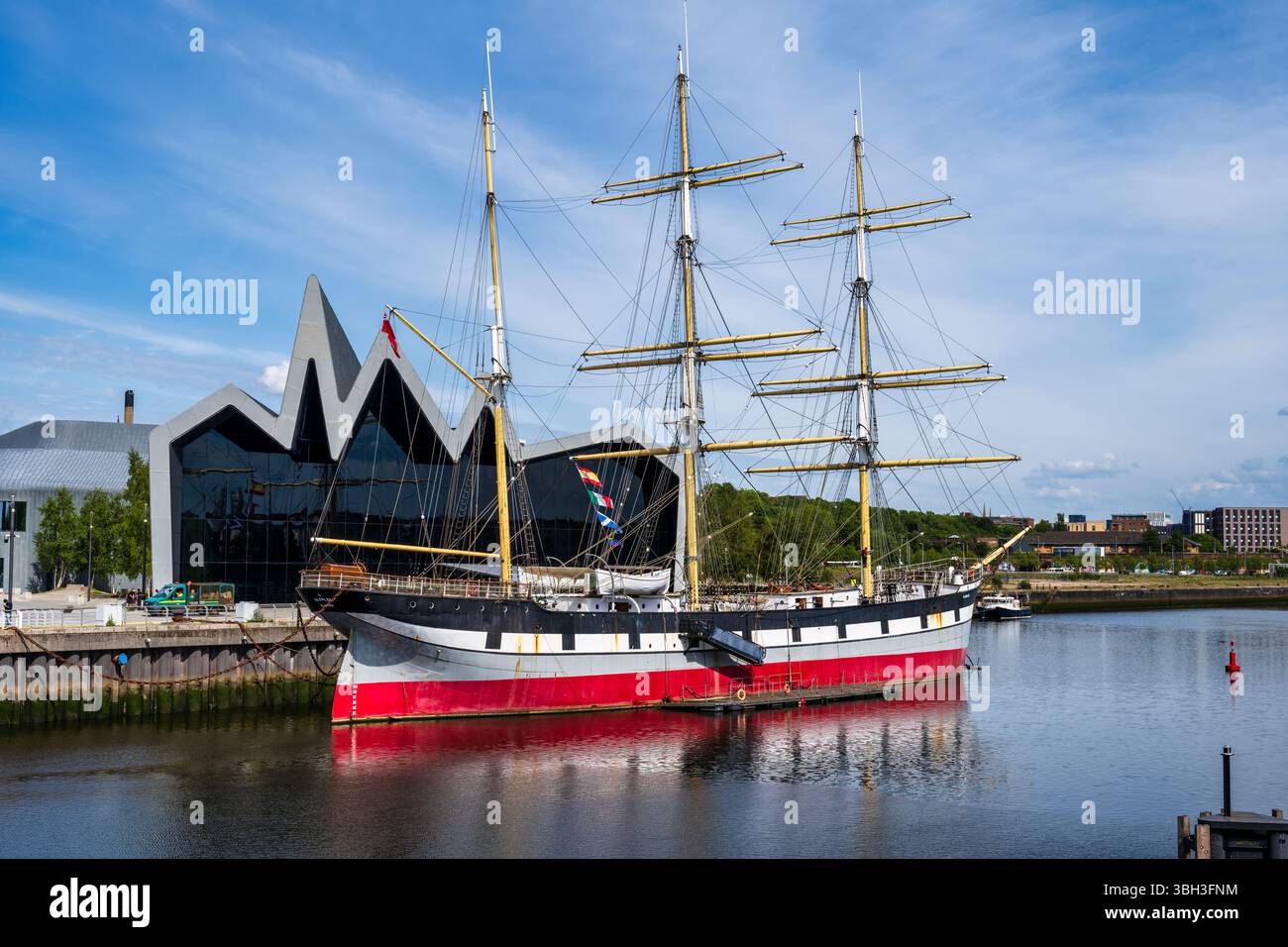 Il veliero Glenlee è ormeggiato al Riverside Museum situato a Pointhouse Quay sul fiume Clyde a Glasgow, Scozia, Regno Unito Foto Stock
