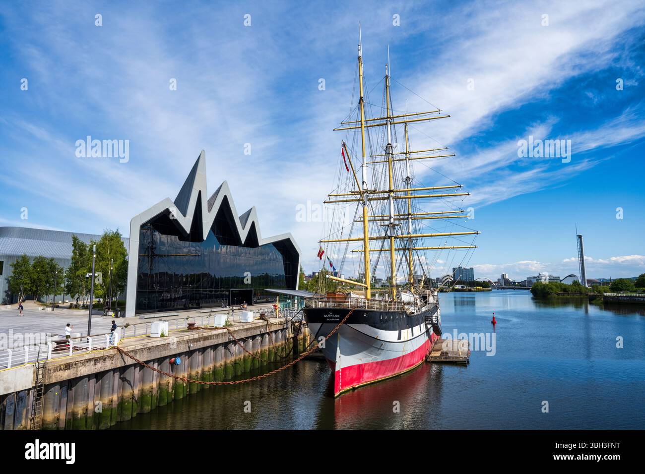Il veliero Glenlee è ormeggiato al Riverside Museum situato a Pointhouse Quay sul fiume Clyde a Glasgow, Scozia, Regno Unito Foto Stock