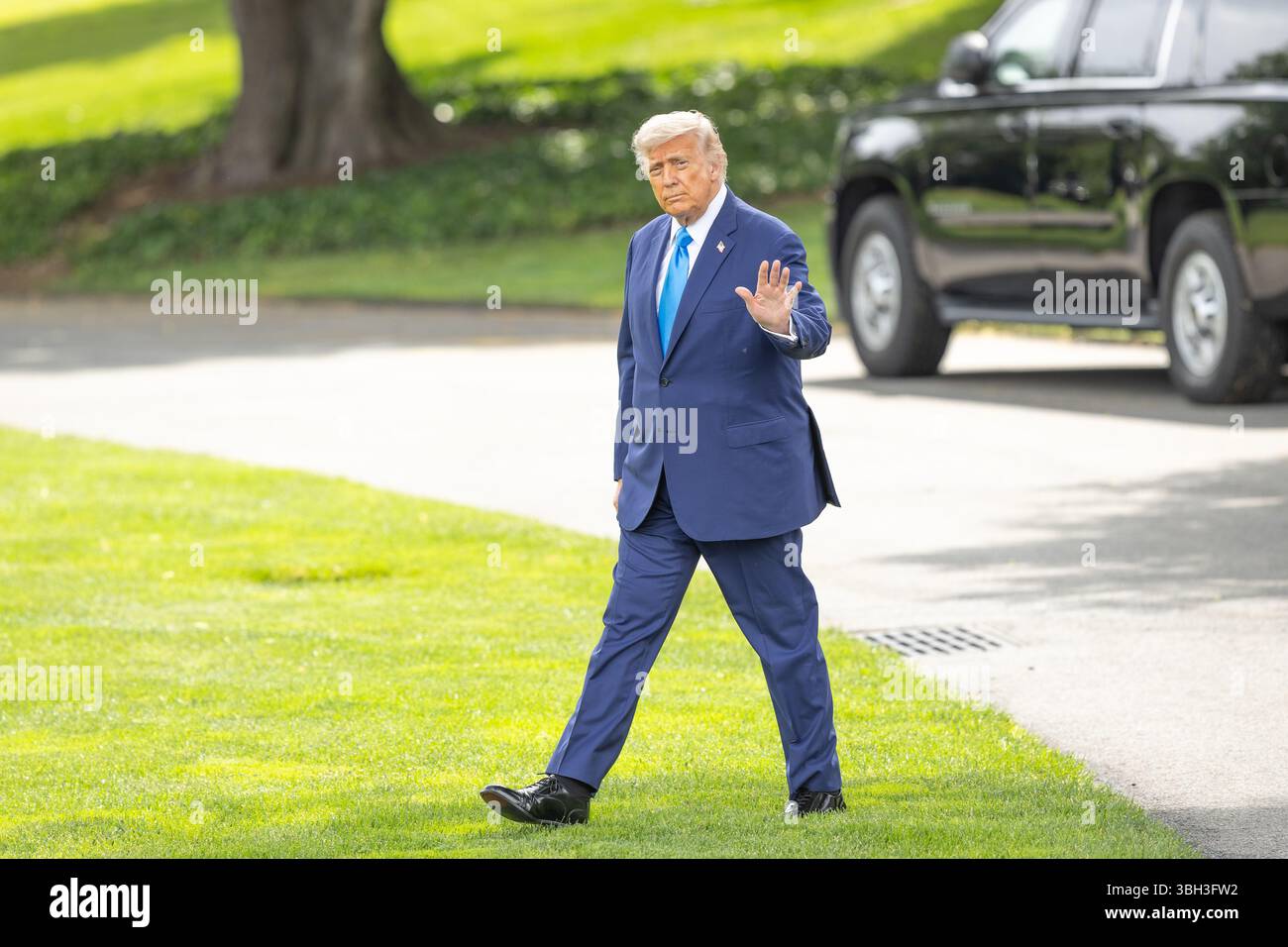 Washington, Stati Uniti. 6 giugno 2025. Il presidente degli Stati Uniti Donald Trump va a bordo di Marine One alla Casa Bianca di Washington, DC, negli Stati Uniti, il 6 giugno 2025. PER ANDARE AVANTI CON "Trump segnala una decisione imminente sul nuovo presidente della Fed" credito: HU Yousong/Xinhua/Alamy Live News Foto Stock