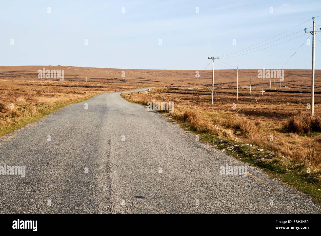 strada attraverso la foresta selvaggia bogland curraunboy contea mayo repubblica d'irlanda Foto Stock