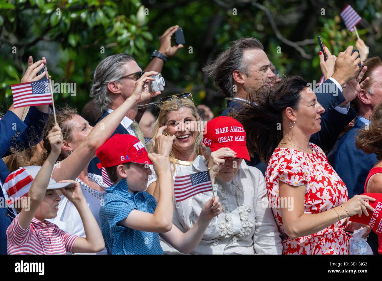 I sostenitori del presidente degli Stati Uniti Donald J. Trump guardano a come Marine One si solleva dal South Lawn della Casa Bianca a Washington, DC, USA 06 giugno 2025. Kilmar Abrego García è in custodia federale e sta tornando negli Stati Uniti per affrontare le accuse federali. Credito: Shawn Thew/Pool via CNP/MediaPunch credito: MediaPunch Inc/Alamy Live News Foto Stock