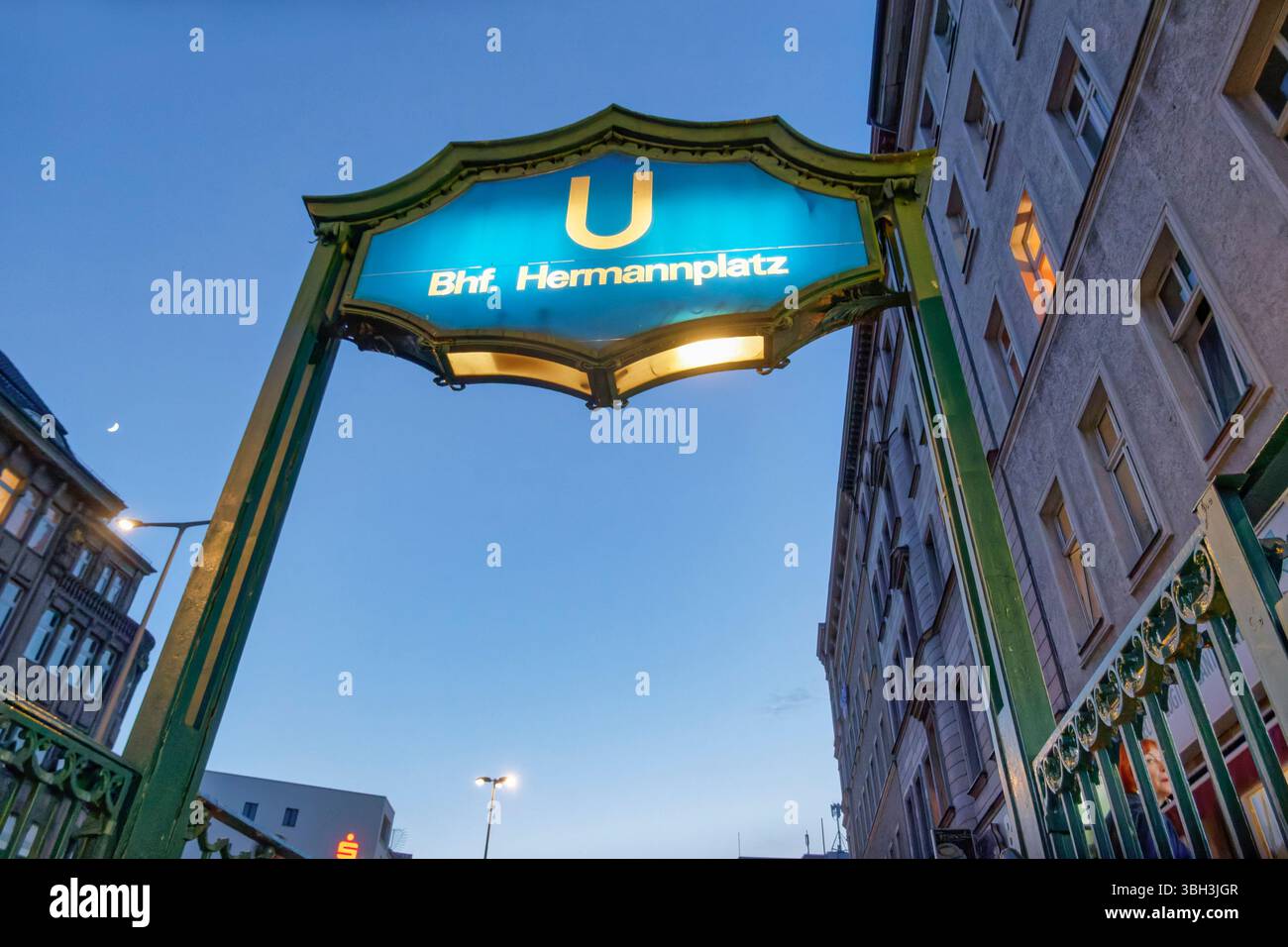 Stazione della U-Bahn Hermannplatz, BVG, oeffentlicher Nahverkehr, Karl-Marx-Strasse, Dämmerung, Berlino Foto Stock