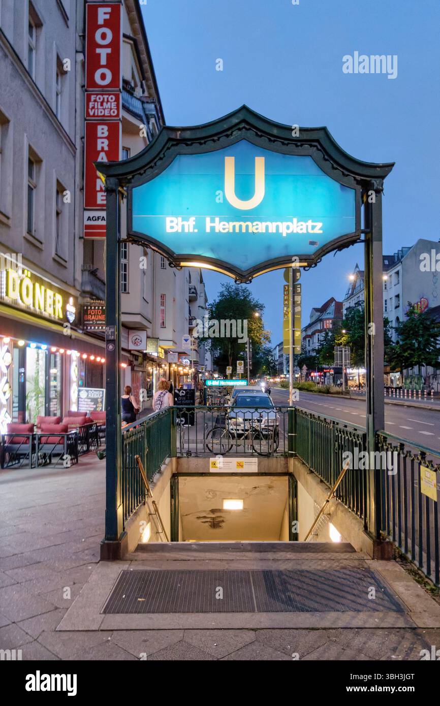 Stazione della U-Bahn Hermannplatz, BVG, oeffentlicher Nahverkehr, Karl-Marx-Strasse, Dämmerung, Berlino Foto Stock