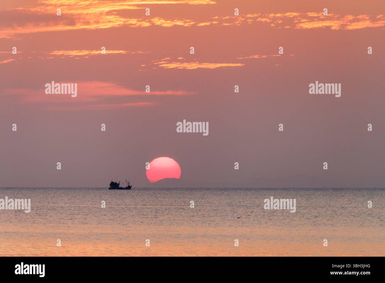 Sonnenuntergang am Long Beach a Koh Phayam, Fischerboot, Thailandia | tramonto a Long Beach, Ao Yai, Koh Phayam, Thailandia Foto Stock