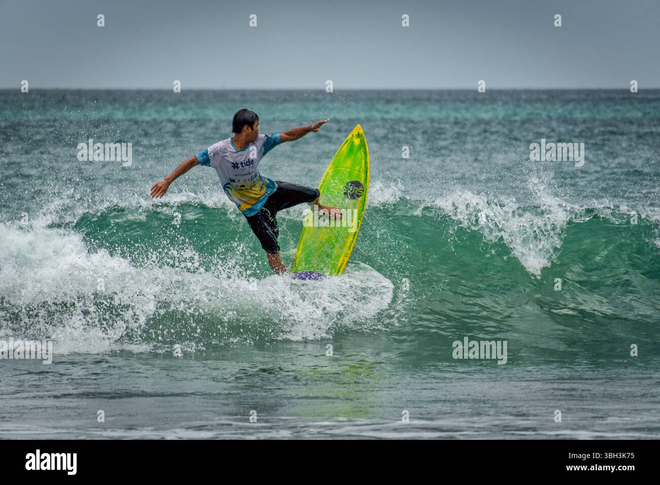 Surfer auf Koh Phayam, Wellenreiten, Ao Yai, Long Beach, Thailandia Foto Stock