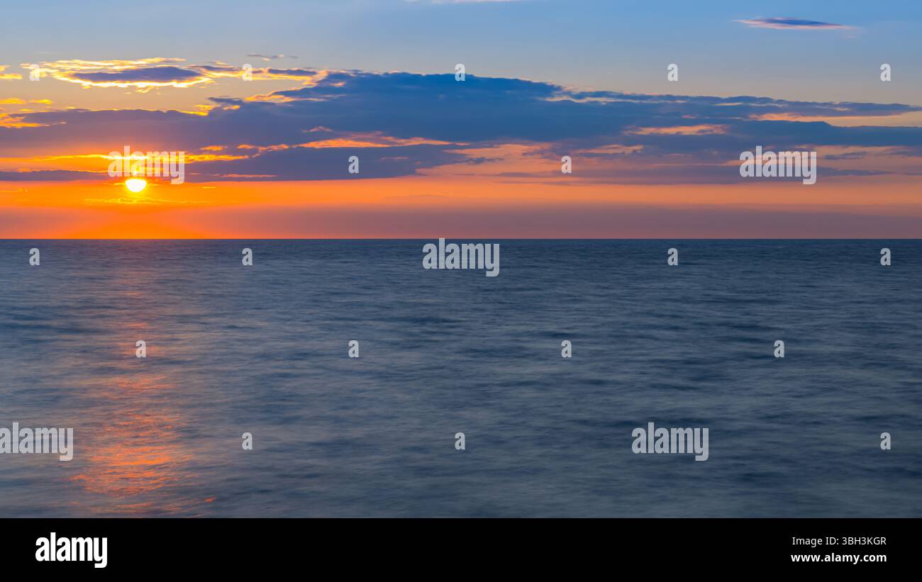 Un tramonto 16:9 con vista sull'Oceano Atlantico, visto dalla città di Etretat, Normandia, Francia. Foto Stock