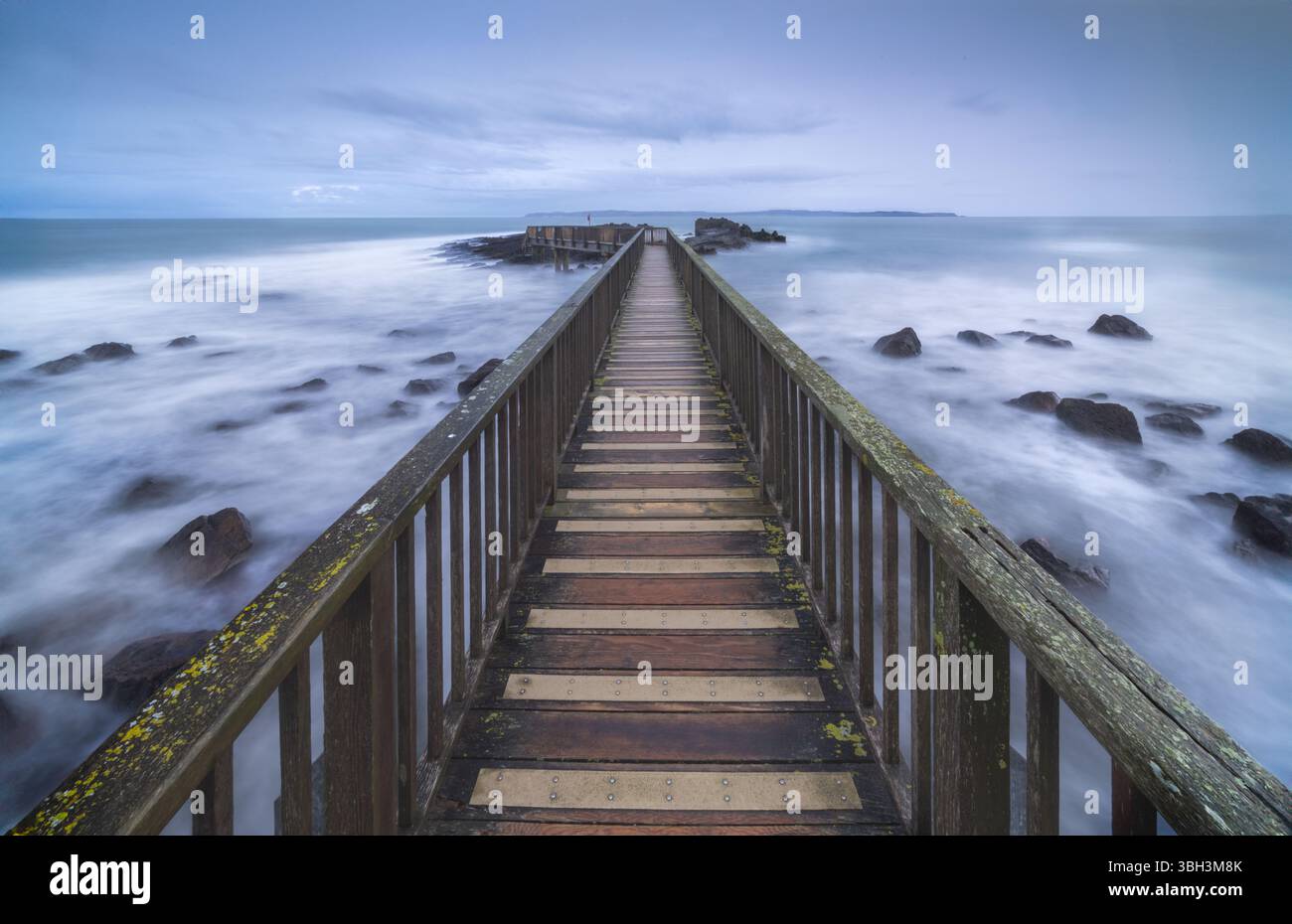Mare aspro a Pans Rock Bridge, Causeway Coast Foto Stock