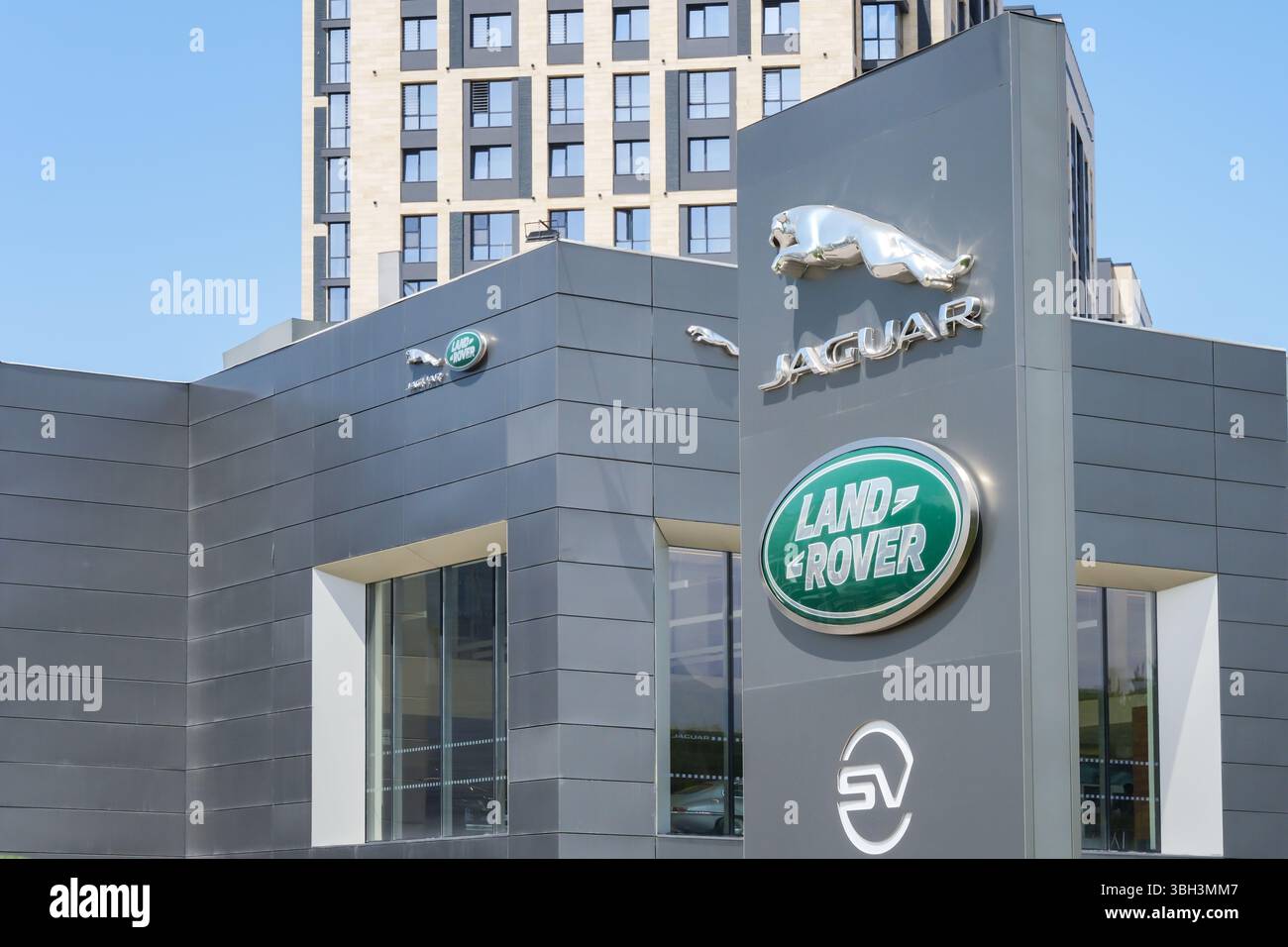 Almaty, Kazakistan - 29 maggio 2025: Showroom auto dell'azienda Jaguar Land Rover. Auto di classe premium Foto Stock