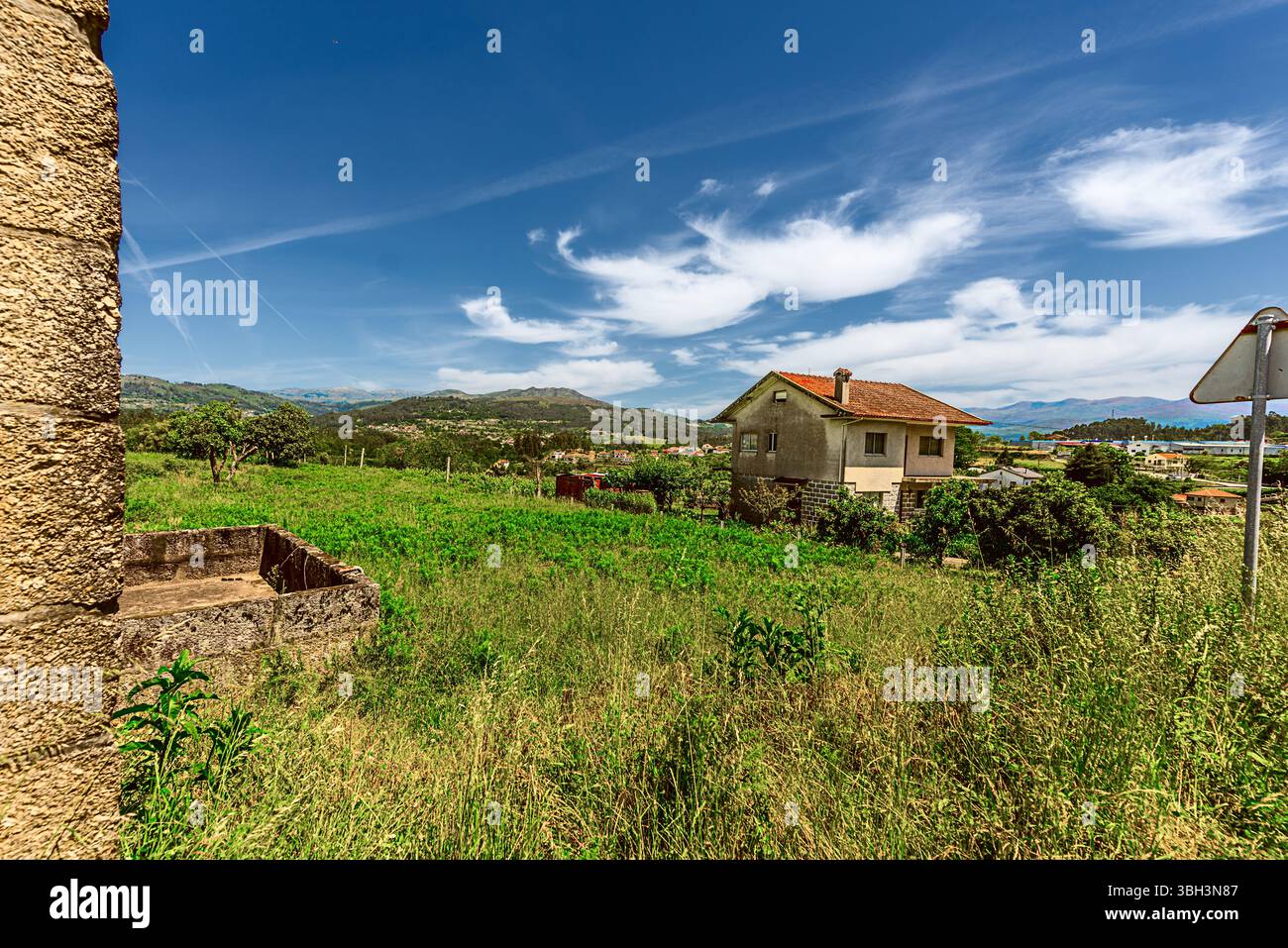 Valle del Douro, Portogallo 19 maggio 2022: Una regione affascinante che circonda il fiume Douro mentre si snoda attraverso il nord del Portogallo attraverso vigneti e villaggi. Foto Stock