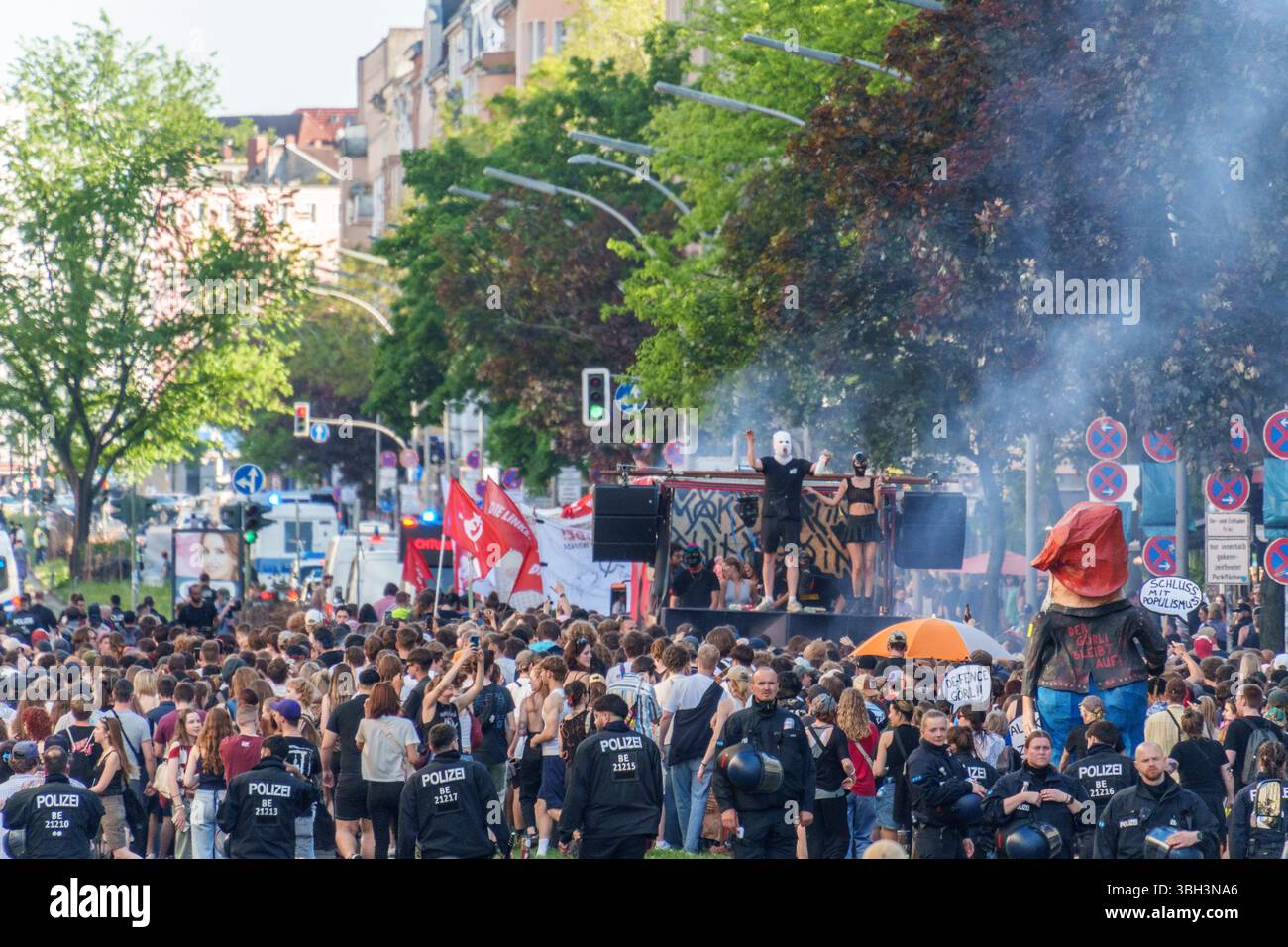 1) mai, Tag der Arbeit, Demo, Rave Against the Zaun, Free Görli, Demo gegen die Umzäunung vom Görlitzer Park, Berlin-Kreuzberg Foto Stock