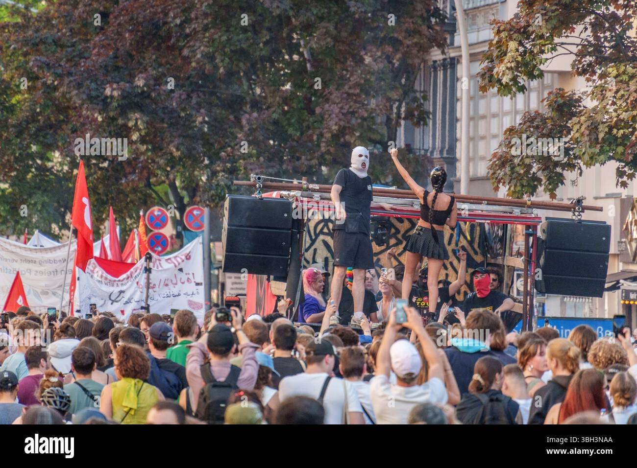 1) mai, Tag der Arbeit, Demo, Rave Against the Zaun, Free Görli, Demo gegen die Umzäunung vom Görlitzer Park, Berlin-Kreuzberg Foto Stock