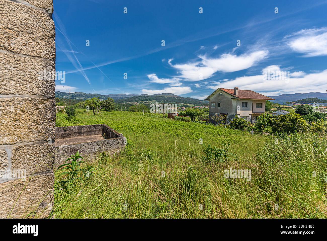 Valle del Douro, Portogallo 19 maggio 2022: Una regione affascinante che circonda il fiume Douro mentre si snoda attraverso il nord del Portogallo attraverso vigneti e villaggi. Foto Stock