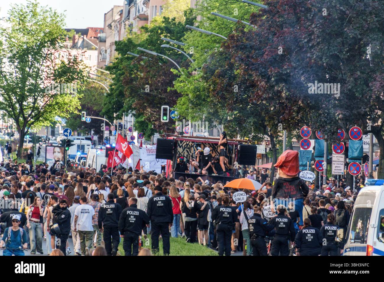 1) mai, Tag der Arbeit, Demo, Rave Against the Zaun, Free Görli, Demo gegen die Umzäunung vom Görlitzer Park, Berlin-Kreuzberg Foto Stock