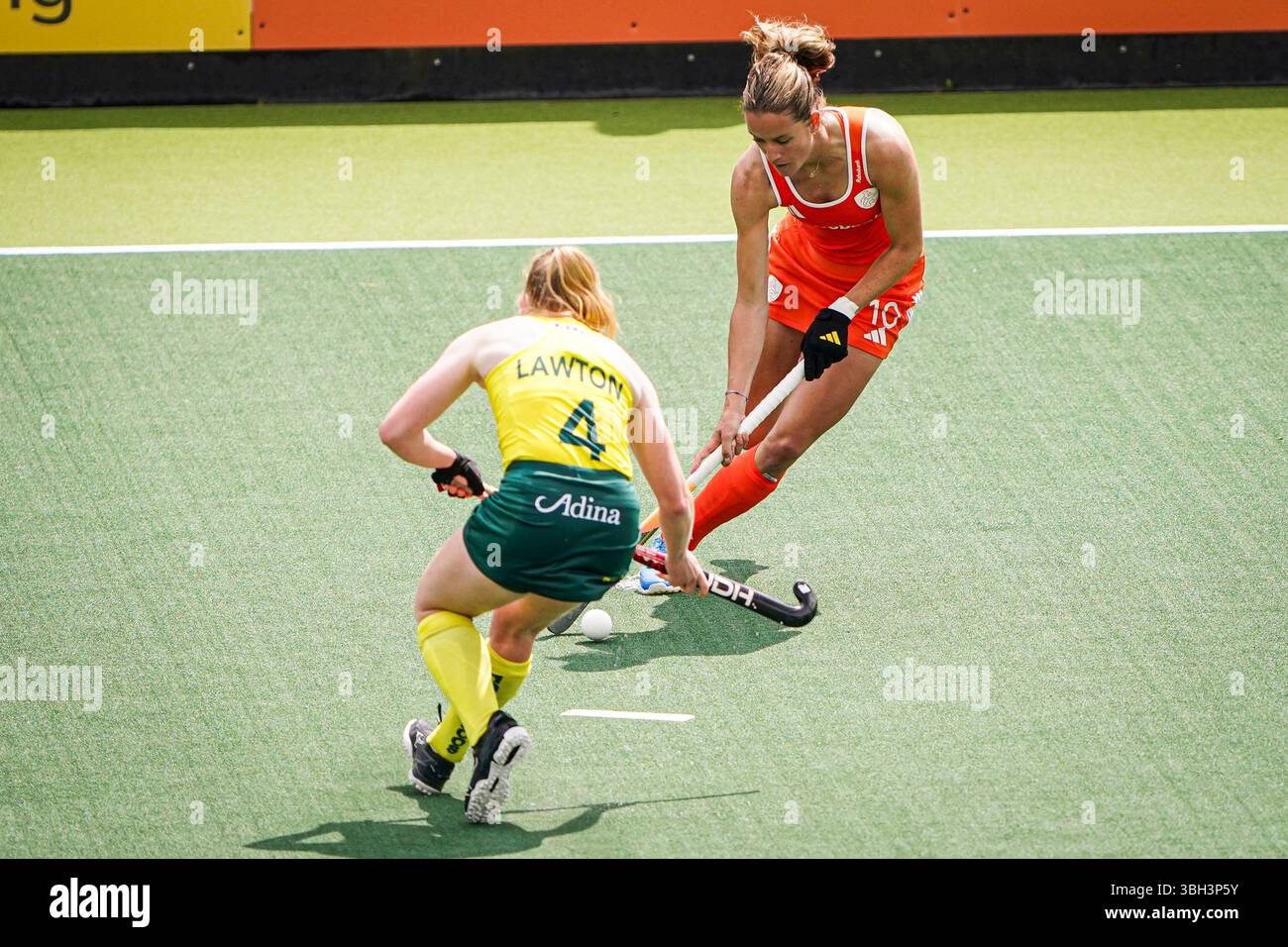 Amsterdam, Paesi Bassi. 7 giugno 2025. AMSTERDAM, PAESI BASSI - 7 GIUGNO: Felice Albers dei Paesi Bassi combatte per il possesso con Amy Lawton dell'Australia durante la partita FIH Hockey Pro League 2025 tra Paesi Bassi e Australia al Wagener Stadion il 7 giugno 2025 ad Amsterdam, Paesi Bassi. (Foto di Andre Weening/Orange Pictures) credito: Orange Pics BV/Alamy Live News Foto Stock
