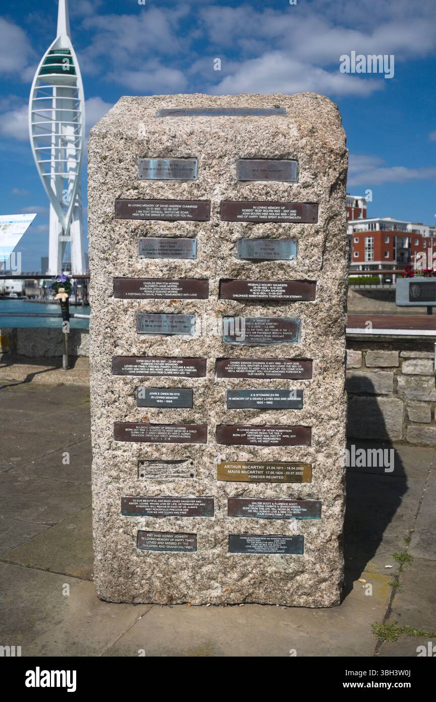 Targhe che ricordano i cittadini perduti di Portsmouth a Bath Square nella vecchia Portsmouthspring a Portsmouth, sole, sole, nuvole di luce, giusto noi Foto Stock