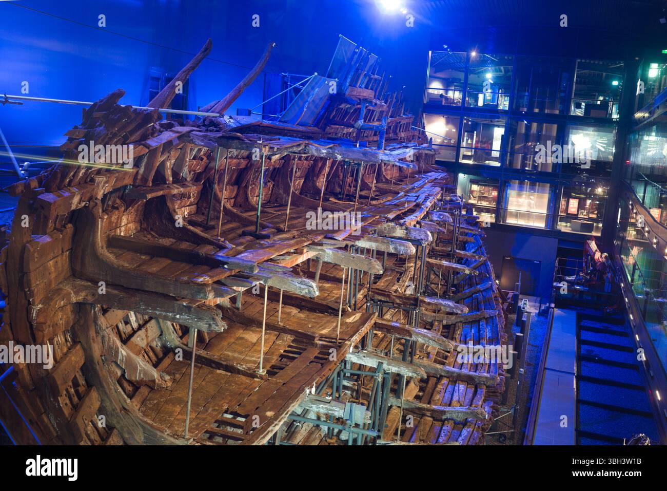 Il relitto recuperato della nave da guerra di Enrico VIII la Mary Rose nel Mary Rose Museum Foto Stock