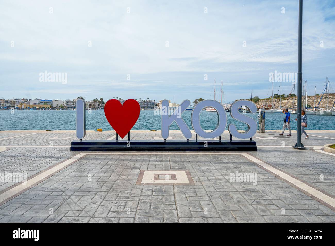 Kos, Grecia - 9 maggio 2023: I Love Kos sign in Kos Town. Isola di Kos, Dodecaneso, Grecia Foto Stock