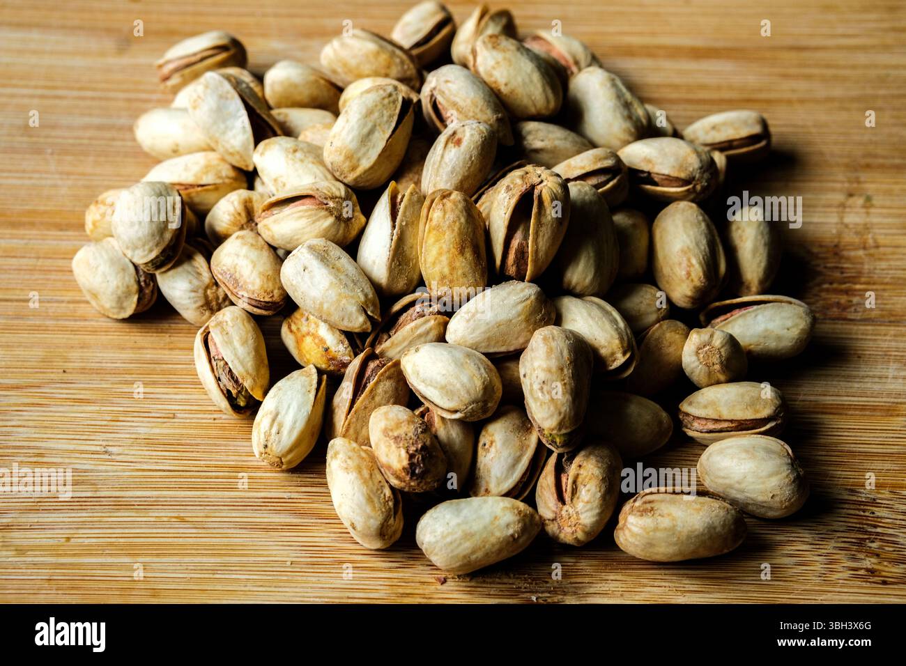 Londra Regno Unito, 07 giugno 2025, Un pila o gruppo di sano sale e pepe Pistacchio noci nelle loro conchiglie Foto Stock