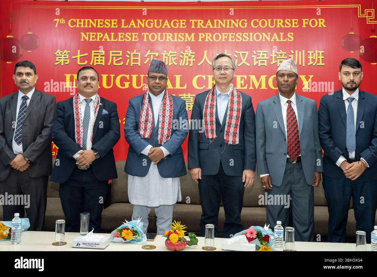 Kathmandu, Nepal. 6 giugno 2025. Gli ospiti posano per una foto di gruppo alla cerimonia inaugurale del settimo corso di formazione in lingua cinese per i professionisti del turismo nepalese a Kathmandu, Nepal, 6 giugno 2025. Il settimo corso di formazione in lingua cinese tenuto dall'Ambasciata cinese in Nepal ha preso il via venerdì per 60 professionisti del turismo nel paese. Crediti: Hari Maharjan/Xinhua/Alamy Live News Foto Stock