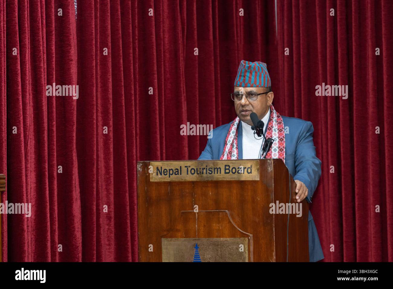 Kathmandu, Nepal. 6 giugno 2025. Badri Prasad Pandey, ministro nepalese per la cultura, il turismo e l'aviazione civile, parla alla cerimonia inaugurale del settimo corso di formazione in lingua cinese per i professionisti del turismo nepalese a Kathmandu, Nepal, 6 giugno 2025. Il settimo corso di formazione in lingua cinese tenuto dall'Ambasciata cinese in Nepal ha preso il via venerdì per 60 professionisti del turismo nel paese. Crediti: Hari Maharjan/Xinhua/Alamy Live News Foto Stock