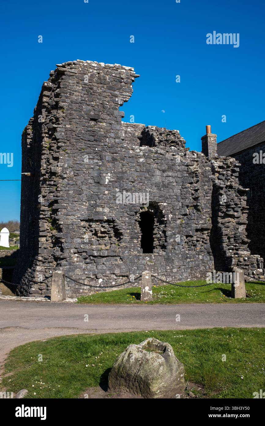 Pareti sbriciolate del Priorato di Ewenny a Glamorgan, Galles del Sud Foto Stock