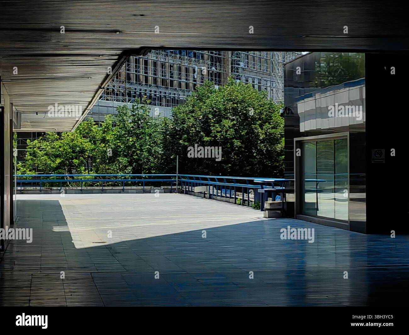 Fuga incorniciata. Calore in città. Foto Stock