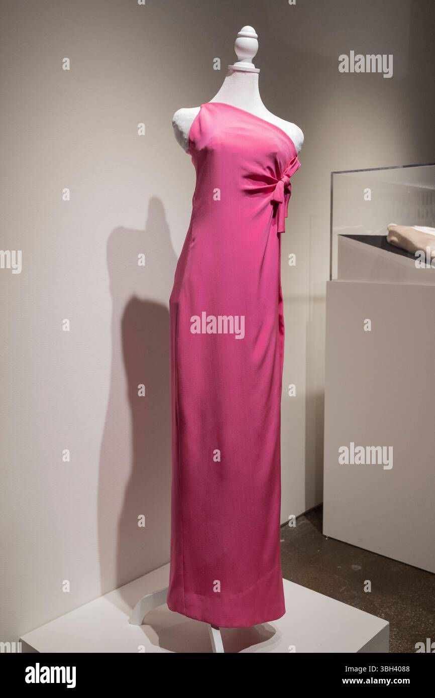 6 giugno 2025, New York, New York, Stati Uniti: Hubert de Givenchy Haute couture di Audrey Hepburn guaina in seta rosa-crepe stimata US$ 40.000 - 60.000 in mostra durante l'anteprima della stampa per la prossima settimana del lusso al Sotheby's di New York il 6 giugno 2025 (immagine di credito: © Lev Radin/Pacific Press via ZUMA Press Wire) SOLO USO EDITORIALE! Non per USO commerciale! Foto Stock